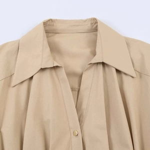 Chemise kaki à manches longues avec décolleté en V profond, plis et bouton en métal