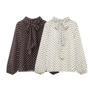 Detailansicht der gepunkteten Schluppenblusen aus Chiffon mit eleganter Halsschleife