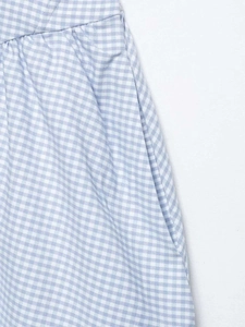 Détail de robe à carreaux vichy bleu et blanc avec plis à la taille et poche latérale