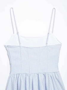 Détail de la robe vichy bleue avec bretelles réglables et fermeture éclair invisible