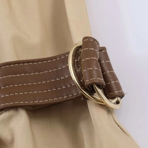 Robe boule beige chic avec ceinture en cuir marron foncé et boucles dorées en double D