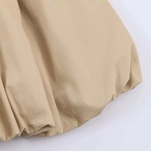 Détail de l'ourlet bouffant tissé kaki montrant la texture volumineuse de la robe