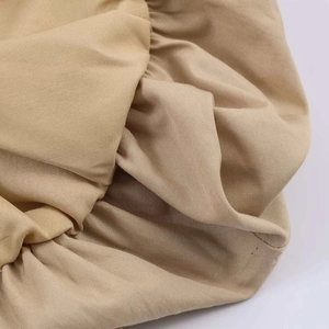 Gros plan détaillé sur la texture plissée du tissu en coton kaki avec fin tissage