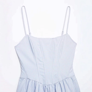 Robe d'été à carreaux vichy bleu et blanc avec fines bretelles et taille plissée