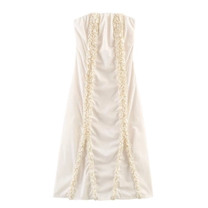 Elegante ivoren strapless midi-jurk met verticale ruches details op een witte achtergrond