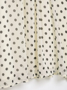 Detailaufnahme von gepunktetem Chiffonstoff mit feinen Plisseefalten für Blusen