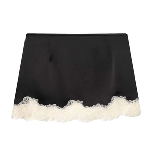 Mini-jupe élégante en satin noir avec bordure en dentelle de cils blanche sur l'ourlet