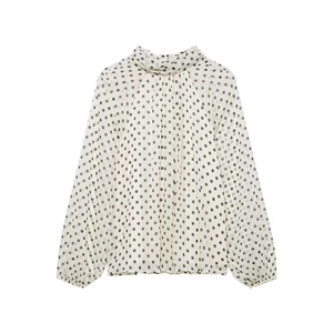 Detailansicht der Polka-Dot-Bluse mit Schalkragen und elastischen Falten am Bündchen