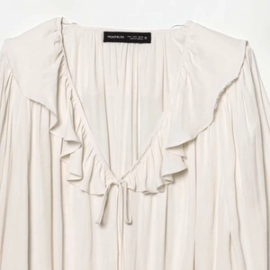 Elegante elfenbeinfarbene Satinbluse für Damen mit tiefem V-Ausschnitt und Rüschenlagen
