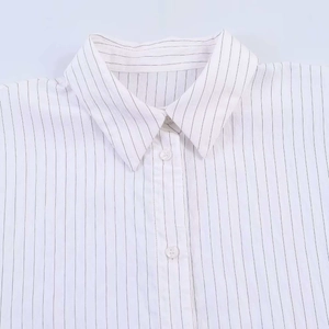 Gros plan détaillé du col et du tissu d'une chemise à rayures blanches et noires