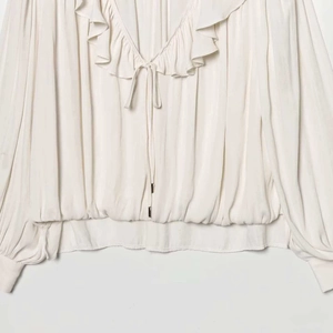 Elegante cremeweiße Satinbluse mit Rüschen-V-Ausschnitt und dekorativem Schleifenband