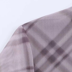 Makroansicht von atmungsaktivem grau-violettem Tie-Dye-Netzstoff an der Schulter