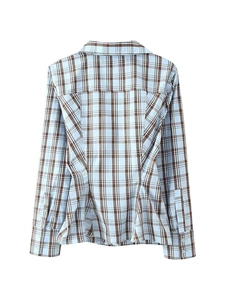 Détail du dos de la chemise à carreaux bleu clair avec plis à la taille et poignets à deux boutons