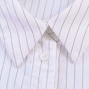 Détail du col standard et des boutons blancs sur la chemise en coton à rayures grises