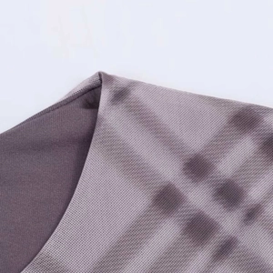 Detail von lila-grauem Batik-Netzstoff mit feiner Faltenstruktur und sauberen Nähten