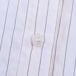 Détails de rayures grises sur tissu blanc avec bouton blanc en gros plan