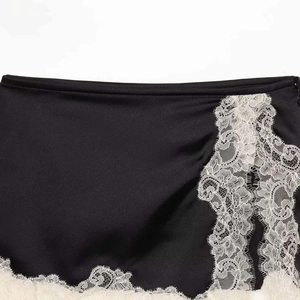 Mini-jupe élégante en satin noir avec dentelle blanche et fermeture éclair invisible