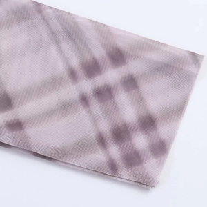 Detailaufnahme von violettem Netzgewebe mit Karomuster und atmungsaktiver Strickstruktur