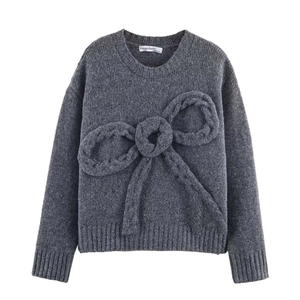 Pull en tricot gris foncé à col rond avec un grand nœud 3D sur fond blanc uni