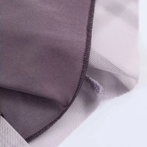 Detailaufnahme des lila gefalteten Netzgewebes und der verstärkten Saumnaht am Kleid