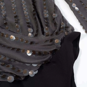 Body chic gris à paillettes avec superposition de tulle et ornements métalliques ronds