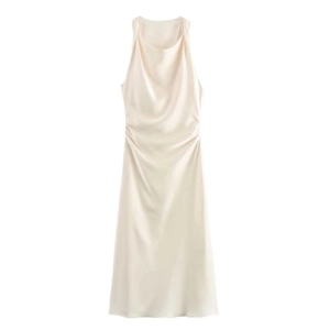 Detalle de elegante vestido midi de satén champán con cuello drapeado y fruncido