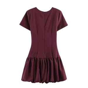 Mini robe bulle bordeaux à manches courtes avec col rond et fermeture éclair au dos