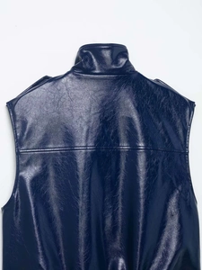 Vue détaillée du gilet en similicuir bleu marine brillant montrant le col et la couture