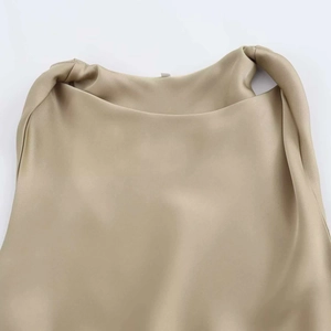 Detalle del vestido midi de satén caqui con tirante anudado y escote plisado de alta calidad