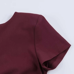 Gros plan détaillé sur la texture du tissu rouge vin et les coutures de l'épaule