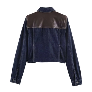 Veste en jean bleu foncé avec empiècement épaule en cuir marron et surpiqûres