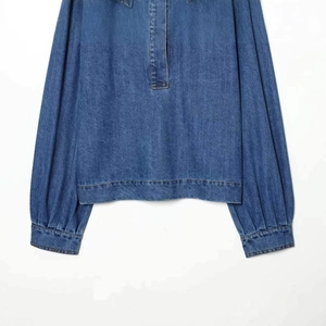 Chemise en jean bleue classique pour femme avec manches lanternes et ourlet soigné