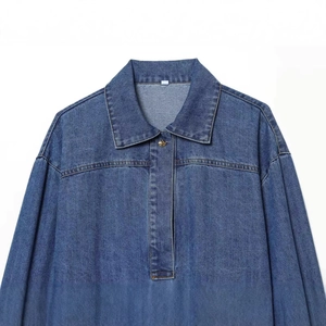Chemise en jean bleu foncé pour femmes avec manches lanterne et détail bouton doré