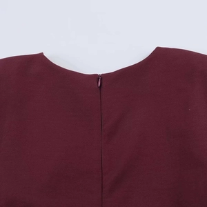Détail de la robe bordeaux avec encolure ronde et fermeture éclair invisible au dos