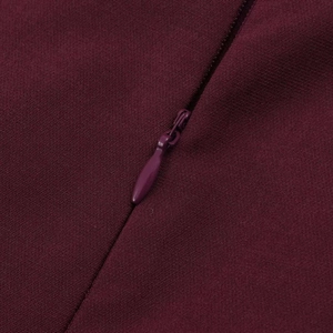 Détail de la fermeture éclair invisible et de la texture sergée de cette robe bordeaux