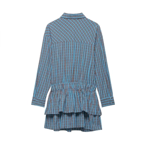 Robe chemise à carreaux bleus et manches longues avec ourlet à volants étagés