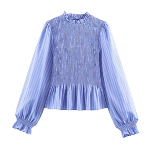 Camicia a righe azzurra da donna con dettaglio a punto smock, volant e fondo a peplo