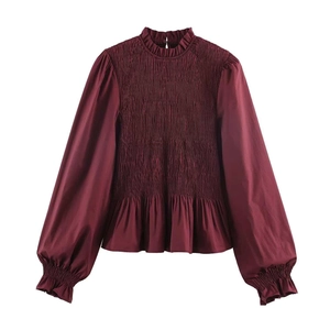 Elegante camicia rosso vino con punto smock, maniche a sbuffo e fondo a balze
