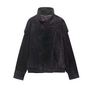Detailansicht der dunkelgrauen Wildleder-Bikerjacke mit Stehkragen und asymmetrischer Knopfleiste
