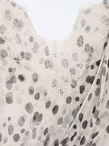 Détail du tissu léger à pois avec dentelle délicate aux cils sur le décolleté