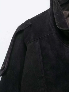 Detail der Schulterklappen und Nähte an einer schwarzen Bikerjacke aus Wildleder