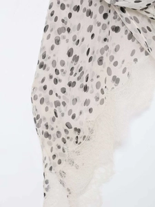 Détail du tissu transparent à pois avec bordure en dentelle florale délicate