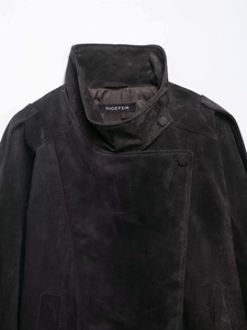 Detailansicht der dunkelgrauen Wildleder-Bikerjacke mit Kragen und Schulterklappen
