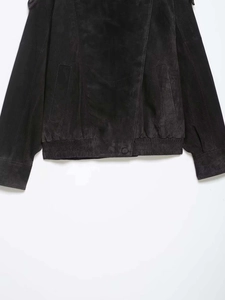 Detail der schwarzen Vintage-Bikerjacke aus Wildlederimitat mit elastischem Saum und Druckknopf