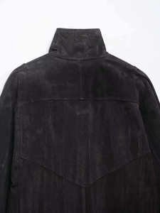 Detailansicht der Vintage-Wildledertextur und V-förmigen Rückennaht an einer Bikerjacke