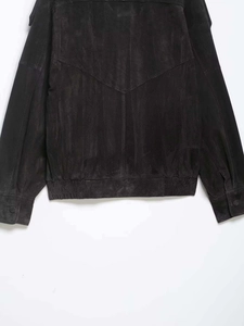 Detail der schwarzen Vintage-Wildlederjacke mit V-förmigem Rückenteil und Gummizug