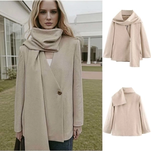 Elegante blazer in lana beige da donna con sciarpa coordinata e chiusura a bottone singolo