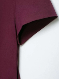 Détail de la manche à volants et des coutures sur cette robe courte rouge vin chic