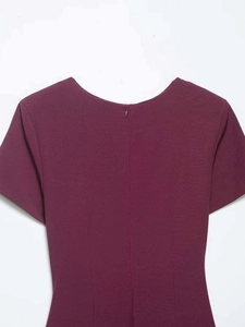 Détail de la robe bordeaux avec col rond au dos et fermeture éclair invisible de qualité