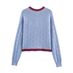 Cardigan en tricot bleu avec broderies florales et finitions rayées contrastées